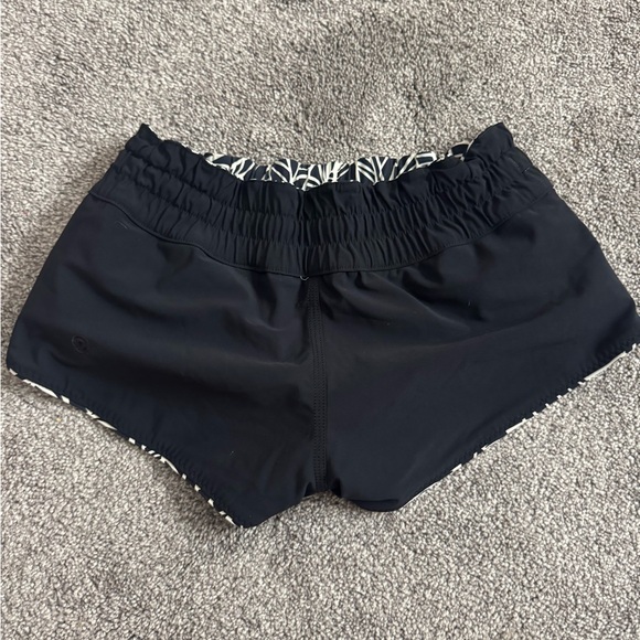 Women's Lululemon Shanti Surf Shorts Irreversible - Black/Patterned - Size 0 - Picture 4 of 5